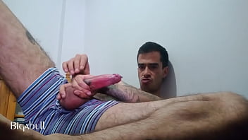 Macho masturb&aacute_ndose bien rico