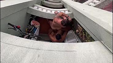 Cafuçu comendo o garoto de programa na sacada
