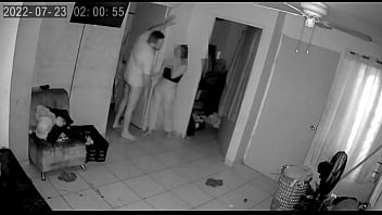 sorprendo a mi sobrina detras de la puerta masturvandose y me toca