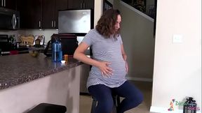 Uma puta expans&atilde_o de barriga da gravida gostosona.