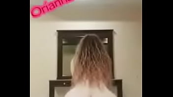 Chica con Tremendo Culo posando sobre la Cama