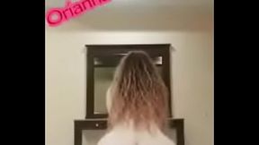 Chica con Tremendo Culo posando sobre la Cama