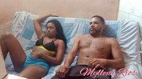 fudendo minha meia-irma no sofa dos nossos pais enquanto ela assistir o resumo do desfile de carnaval a tarde - myllena rios