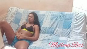 fudendo minha meia-irma no sofa dos nossos pais enquanto ela assistir o resumo do desfile de carnaval a tarde - myllena rios
