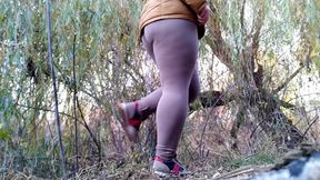 Milf in tight leggings pees in nature