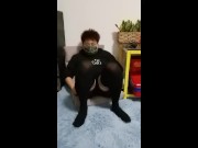 黒いストッキングのかわいい男の子は自慰行為と絶頂