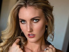 Canadian MILF beauty Anna Katarina solo