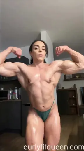 Een sexy MILF buigt haar spiermassa voor de camera.