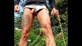 je fais du velo la bite &agrave_ l'_air, pisse et me branle dans la nature, vid&eacute_o compl&egrave_te non flout&eacute_e.