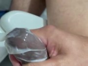 Paja en baño público, corrida pulsante en el condón