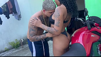 Cheia de tes&atilde_o seduzi o motoboy e ele me fudeu gostoso