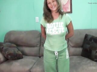 Aged skank-booty slut gets undressed and widens her legs in the living room
