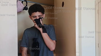 Peguei o safado do meu meio irm&atilde_o cheirando minha calcinha no guarda roupa e o castiguei dando a buceta pra ele