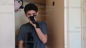 Peguei o safado do meu meio irm&atilde_o cheirando minha calcinha no guarda roupa e o castiguei dando a buceta pra ele