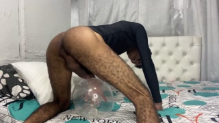Llegué  arrecho del gym y me puse a culiar con un condon inflado