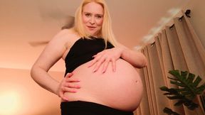 8 Months Pregnant - Loving My Big Belly in Black Leggings