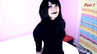 Video clip di una ragazza solista che mostra la cosplayer gotica Mavis che si masturba con un dildo