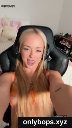 Curvy amateur teen influencer shows her professional skills in a solo