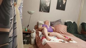 I watch my stepmom playing with her big cunt