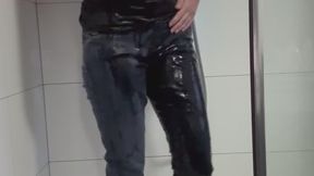 Pipi dans jean, douche et masturbation