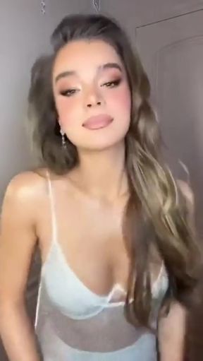 Hailee Steinfeld strips down for a sexy celeb reveal