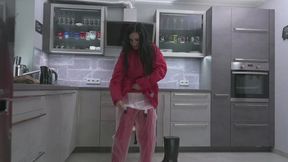 Miss Amira im roten Nylon Regenanzug und transparent Regenzeug wird gefesselt und geknebelt