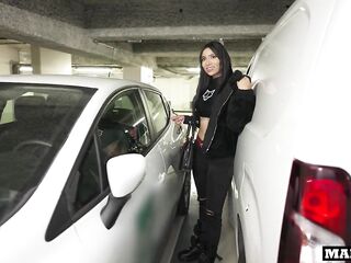 ¡Puta colombiana follada duro en un estacionamiento por rayar el auto de mi'migo!