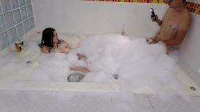 linda chica joven busca dinero facil haciendo porno en jacuzzi..