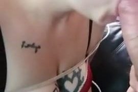 Захваченная в плен косплеерша Чудо-женщины сосет твердый член