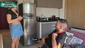 faxineira safada de saia curta limpando a casa provoca cadeirante tarado recebe pagamento com pau na sua buceta (video completo no red)