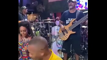 Gostosa dan&ccedil_ando samba!