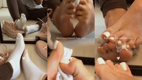 petite video de retour du sport, je renifle et m amuse avec mes chaussettes ...