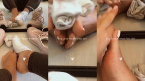 petite video de retour du sport, je renifle et m amuse avec mes chaussettes ...