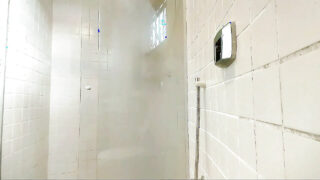 Kalçaları büyük amatörlerin ev yapımı seks videosu: Amatör adamlar duşta sert bir şekilde ilişkiye girdiler.