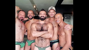 Momento de descontra&ccedil_&atilde_o e risadas antes de iniciar o gang bang