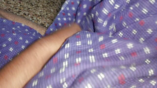 Homens indianos com pênis grandes se masturbam e depois transam nos rabos apertados uns dos outros.