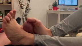 Quick footjob on sofa