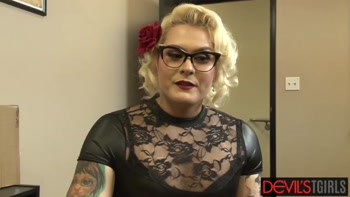 Blonde trans pinup Isabella Sorrenti fucked after glory hole