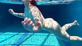 Laura Dickens In Gets Very Horny By The Pool