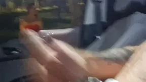 Masturba�ao arriscada para ruiva que estava no ponto de onibus