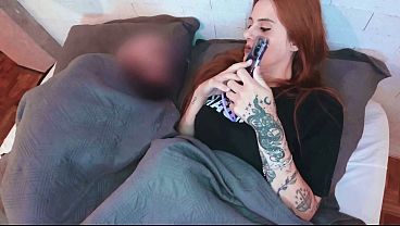 Esposa safada fode com outro enquanto seu corno vai se masturbar no banheiro - Bella Ruiva faz pau medio correr pelado no predio para fugir do corno BRABO