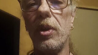 Franse lesbische sletten krijgen enorme lullen diep in hun kont, close-up