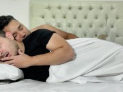 Mi padrastro idiota accidentalmente me confundió con mi madrastra y me cogió el culo muy fuerte, lle