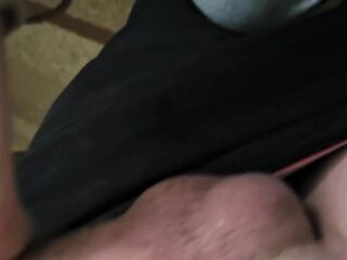 Показал яйца своей девушке прямо на кухне