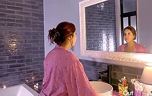 Girlsoutwest, leila  rub in the tub