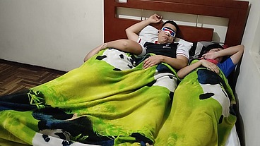 Mi amigo y yo nos metimos a la casa de un vecino atamos a el vecino y nos follamos a sus esposas como todas una puta Nos venimos dentro de su coño