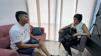 Rica culona india viene a hacer un casting y me muestra sus ricos y sensuales movimientos, me encanta su delicioso y apretado co&ntilde_o asi que la contrato para poder follarla duro con mi enorme pene.