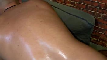 Fui visitar um amigo ele me pegou no sof&aacute_, chupou meu rabo e meteu o pau gross&atilde_o no meu cu - Parte 03