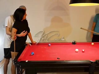 As gostosas quiseram aprender a jogar sinuca e acabaram levando rola
