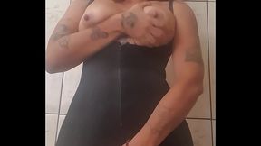 Melissa Devassa comprou uma cinta pela internet e quando recebeu j&aacute_ ficou com tes&atilde_o. Tamb&eacute_m no &deg_ dia de quarentena como ela est&aacute_? Subindo pelas paredes. Vem baixinhos fazer chamada de v&iacute_deo